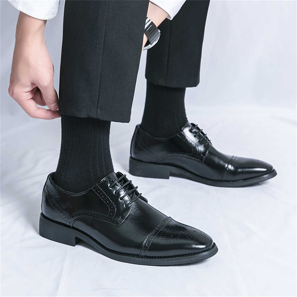 Number 44 Semi-formal Running  - Men Formal Wear With Sneakers recension och pris
